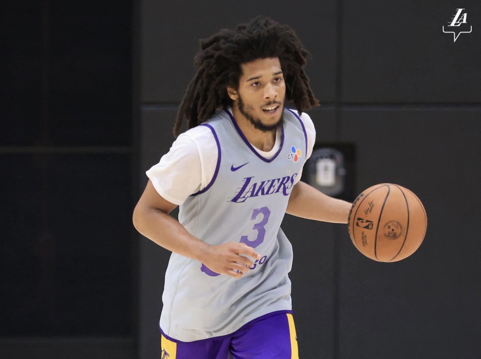 今晨体能课后，浙江队远射贴柱备战NBA常规赛，赛场秩序良好，球探报告显示潜力的简单介绍